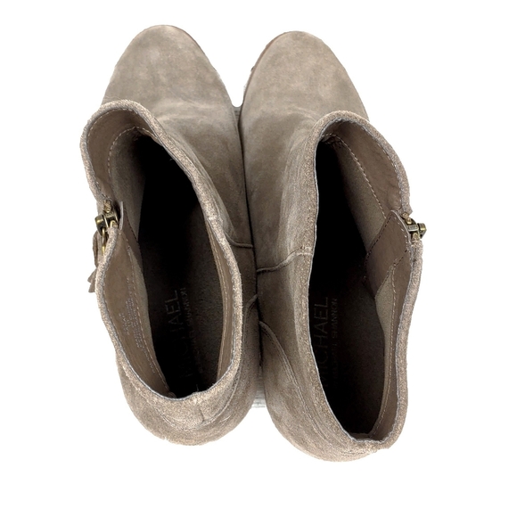 Michael Shannon Wmn 10 Taupe Suede Ankle Bootie - Picture 9 of 10
